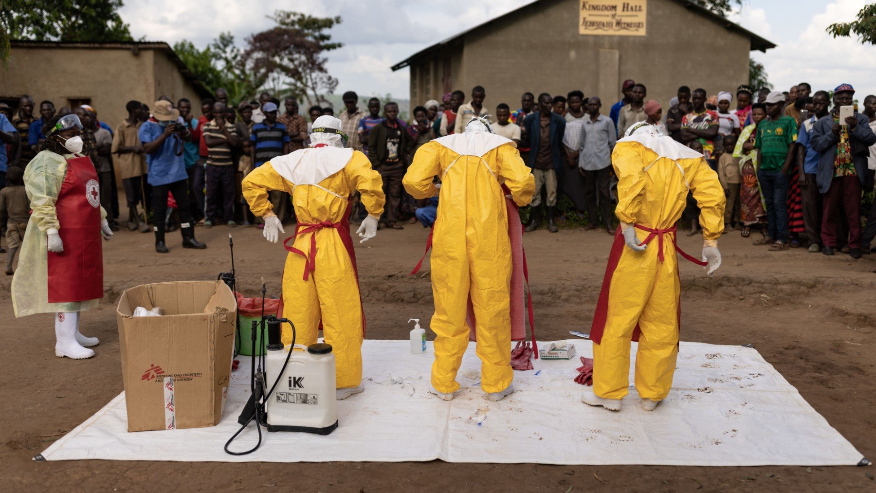 Sanitarios con trajes especiales para evitar el contagio.