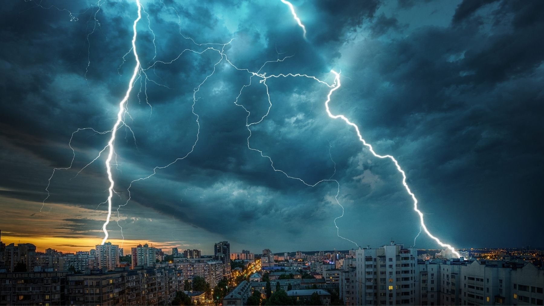 Los electrodomésticos que jamás deberías tener enchufados si está lloviendo en la calle