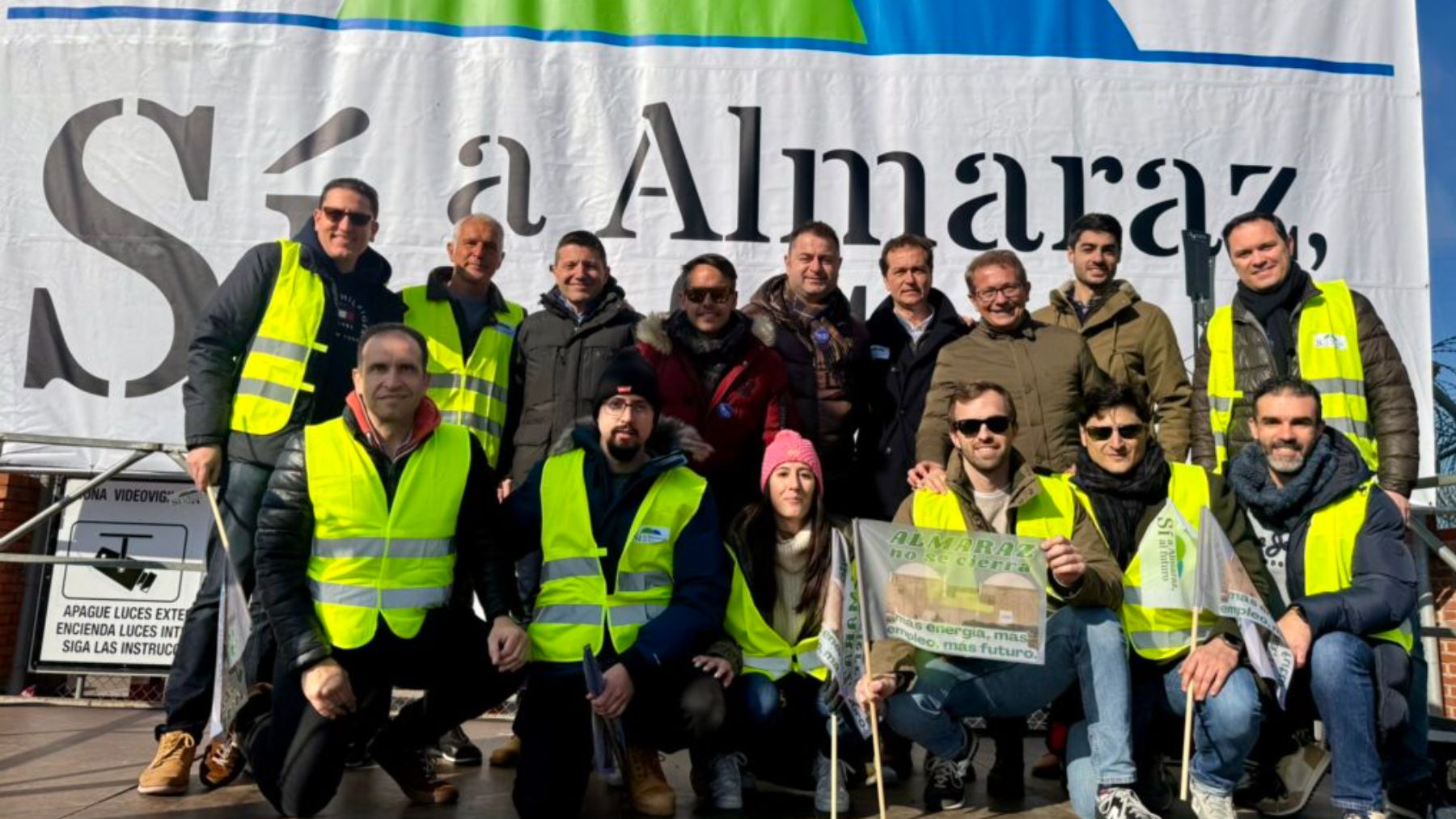 Miembros de la Federación Española de Asociaciones Profesionales de Personal con Licencia de Operación de Centrales Nucleares (FELO) en una concentración contra el cierre de Almaraz (Foto: FELO)