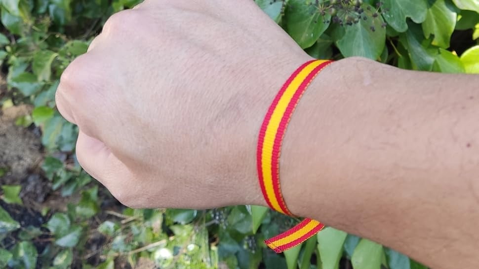 CCOO asegura que quien lleva una pulsera con la bandera de España es «militante de ultraderecha»