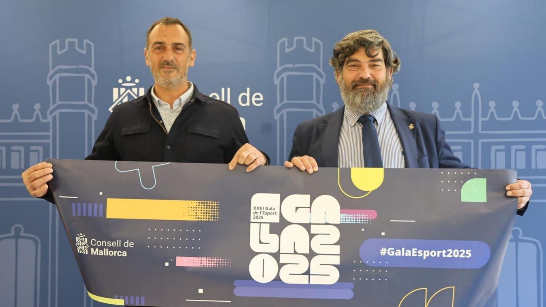 Toni Prats y Pedro Bestard, sosteniendo el cartel de la Gala.