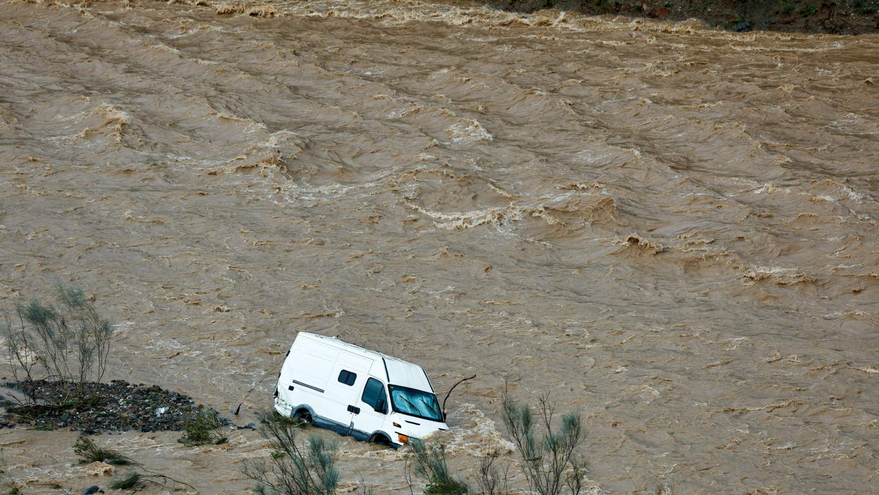 Una furgoneta es arrastrada por el agua en Almogía (Málaga) y la AP-4, inundada por la borrasca Laurence.