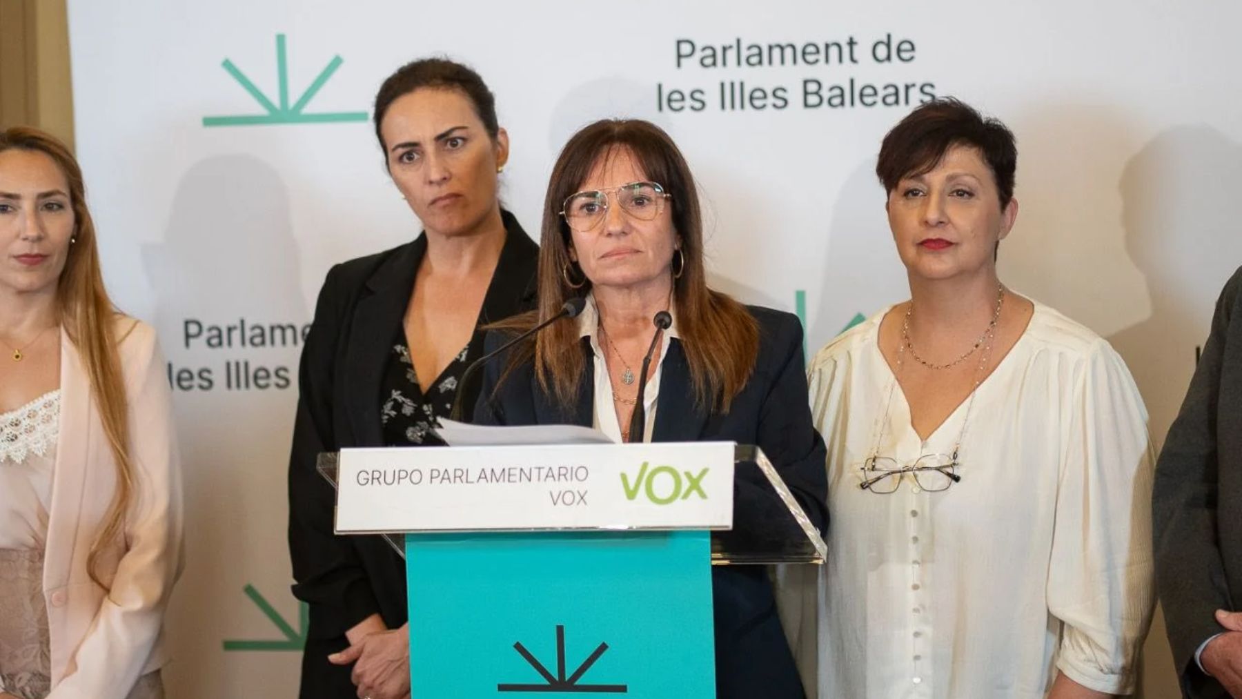 Manuela Cañadas (centro) junto a otros miembros de Vox Baleares.