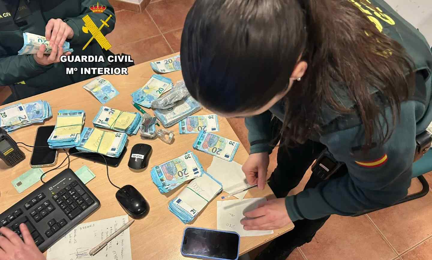 Billetes falsos de 20 euros intervenidos por la Guardia Civil al detenido.