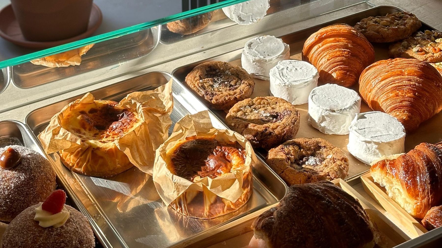 Colas en esta panadería de Madrid: su exquisita tarta de queso arrasa como favorita de 2025