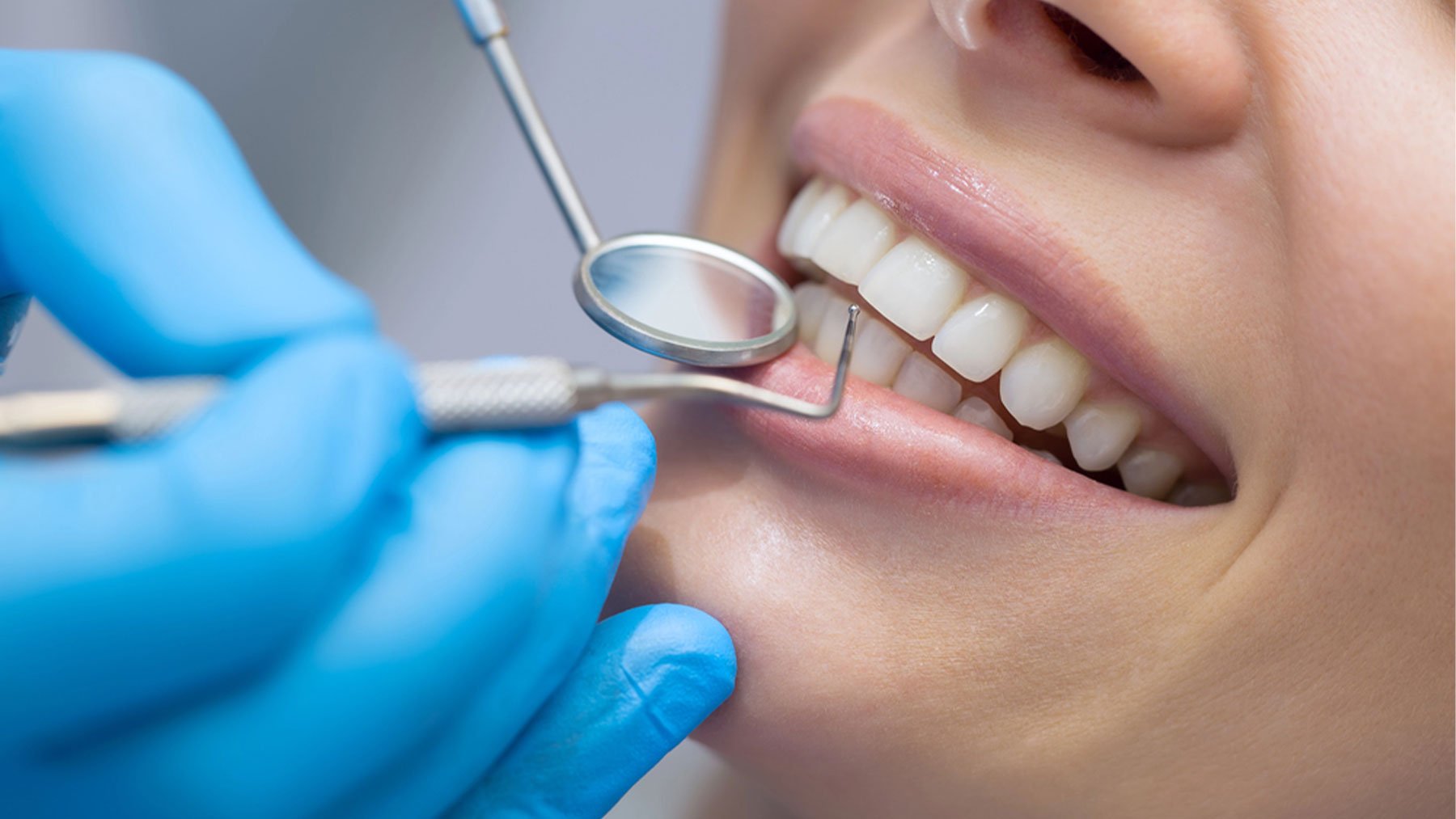 Un dentista revisa el estado de los dientes de un paciente.