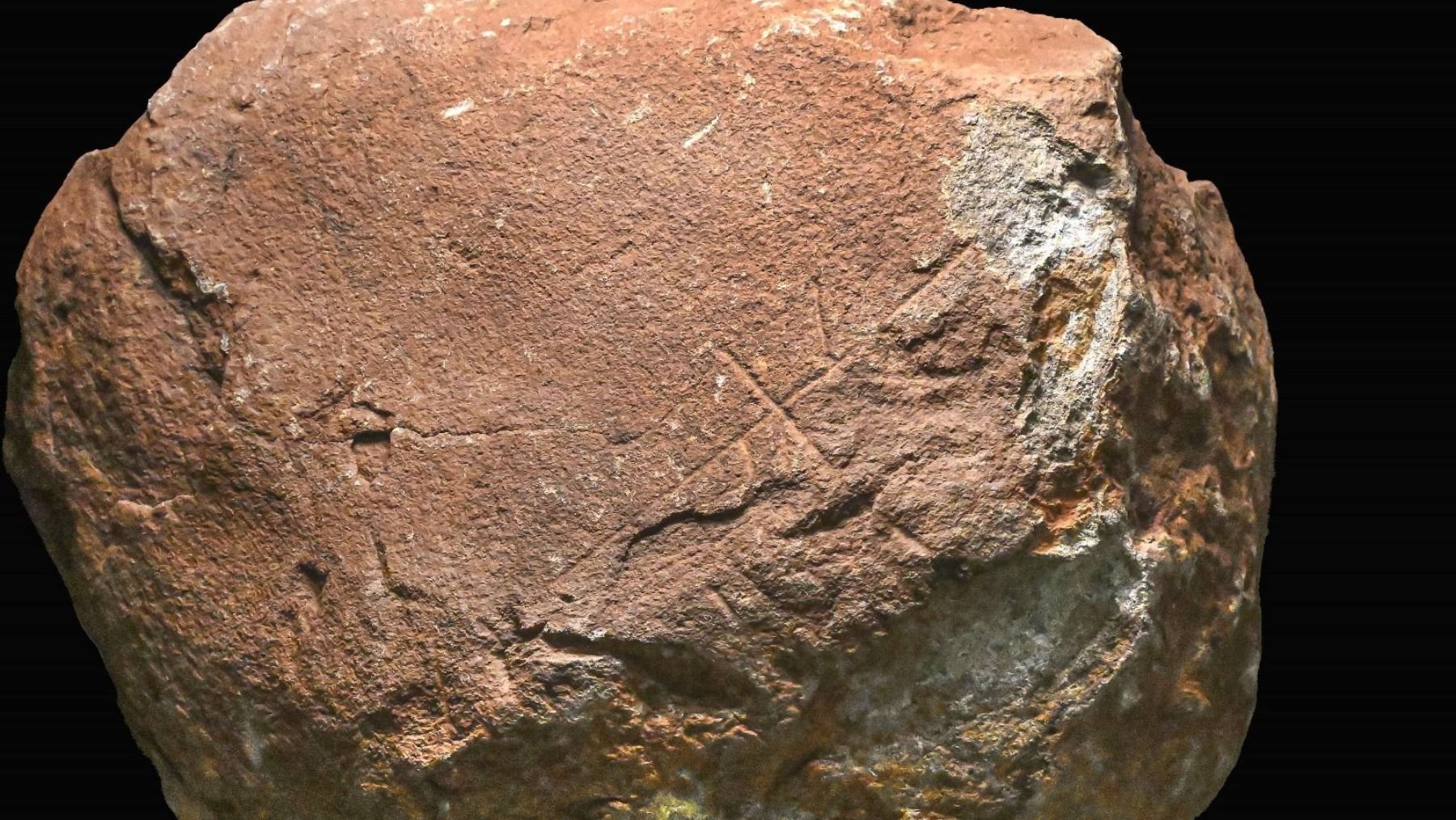 Grafismos en un bloque de piedra. Foto: Ayuntamiento de Marbella