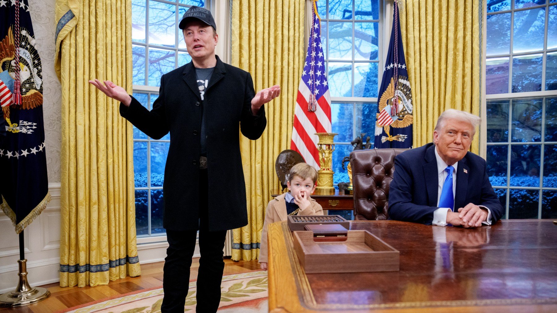 Elon Musk con su hijo X en el Despacho Oval de la Casa Blanca con Donald Trump. (Foto: Getty Images)