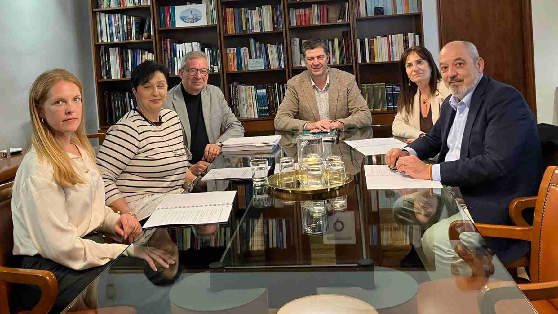 El conseller de Turismo, Jaume Bauzà, en su reunión con los miembros del grupo parlamentario de Vox.