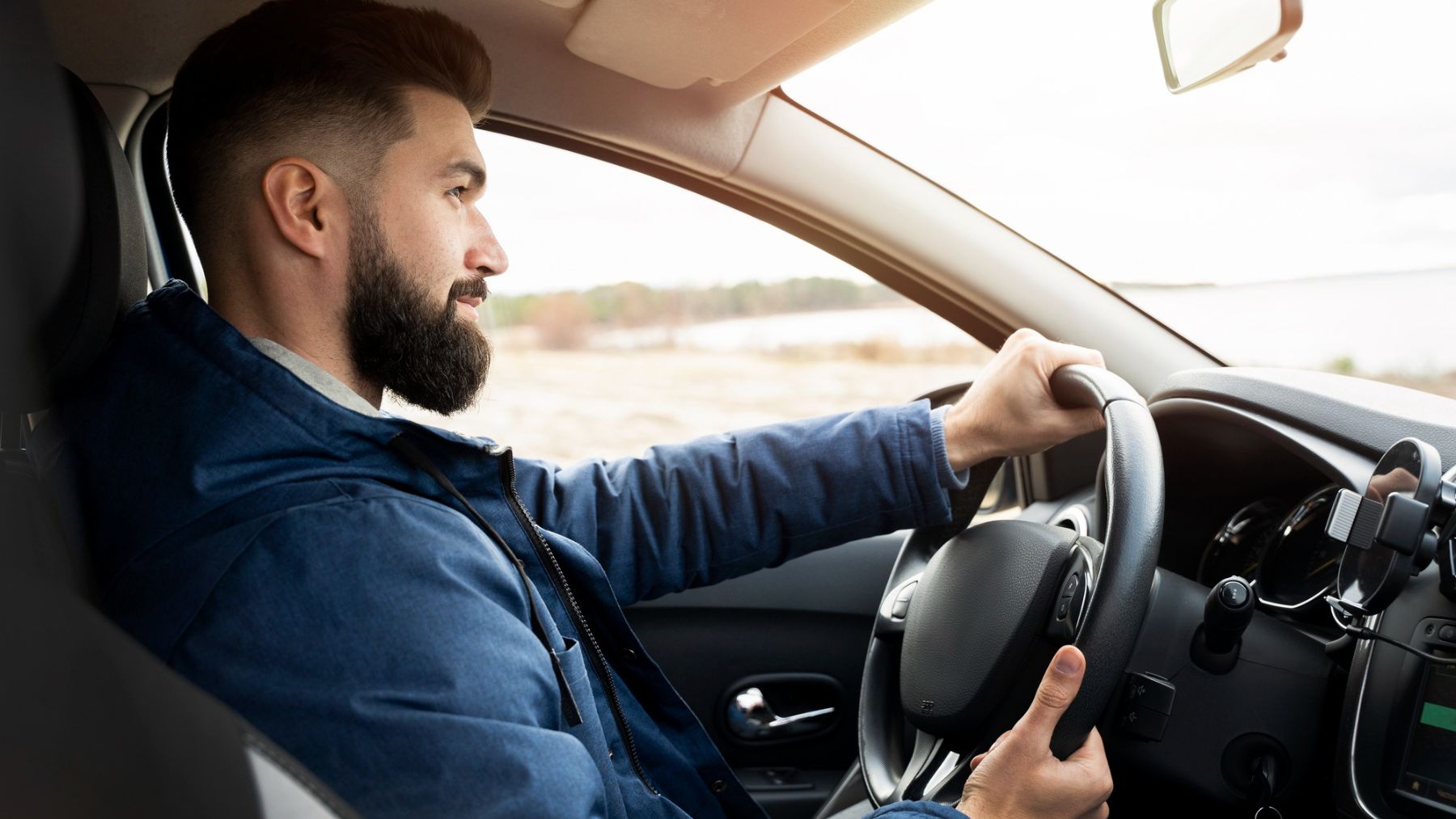 Un hombre conduciendo. Foto: Freepik