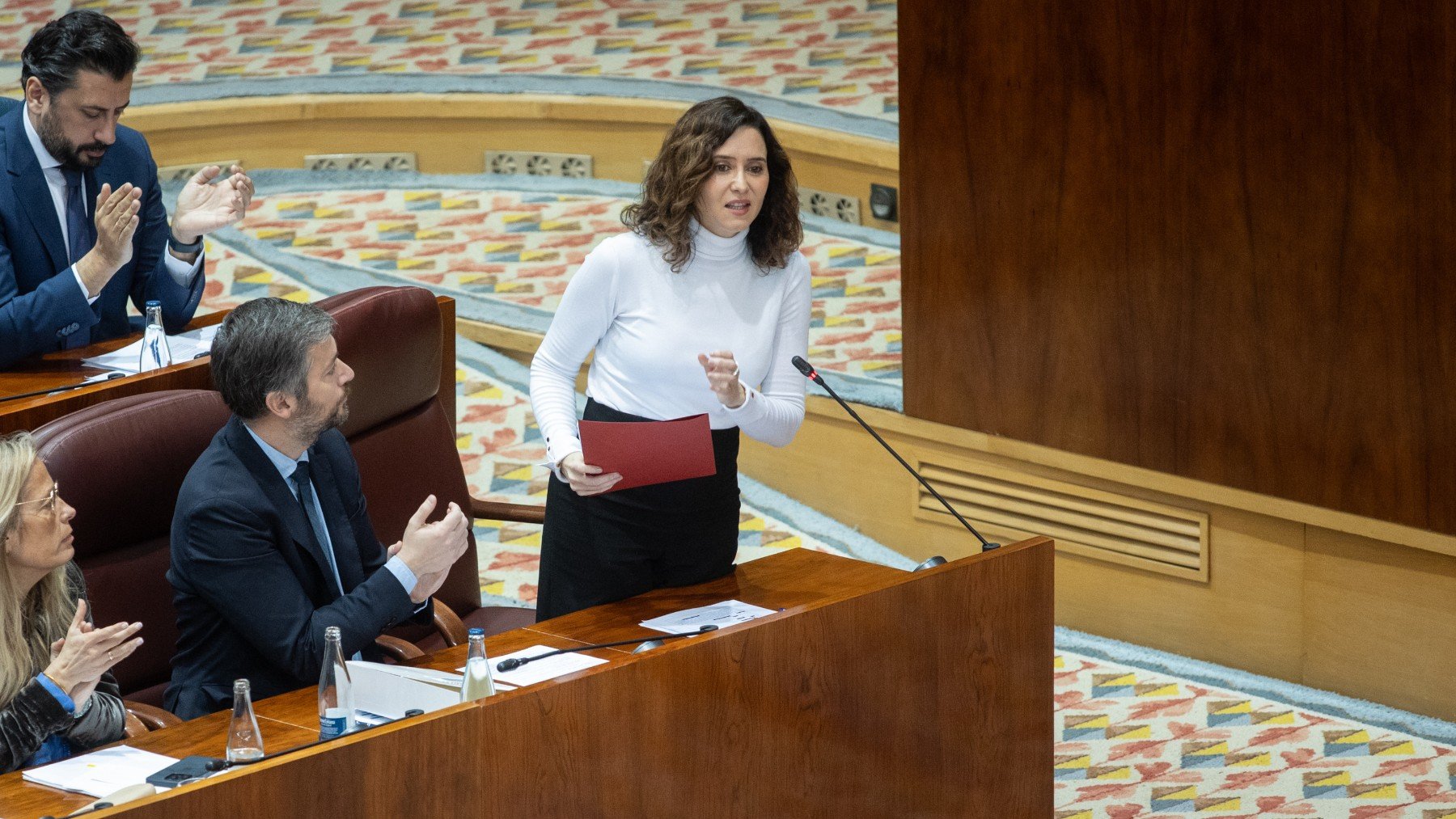 Ayuso elimina los portátiles en los colegios públicos y concertados: «Es prioridad proteger a los niños»