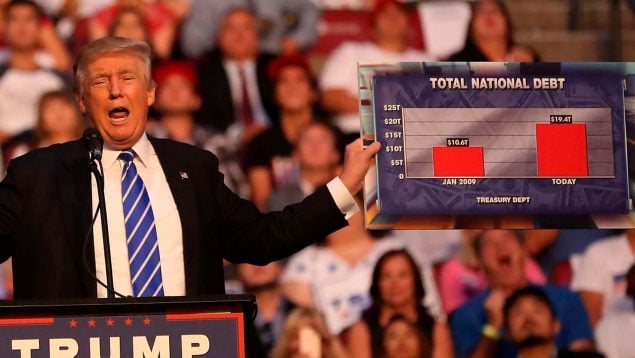 El presidente de Estados Unidos, Donald Trump, en un rally, hablando de la deuda estadounidense.