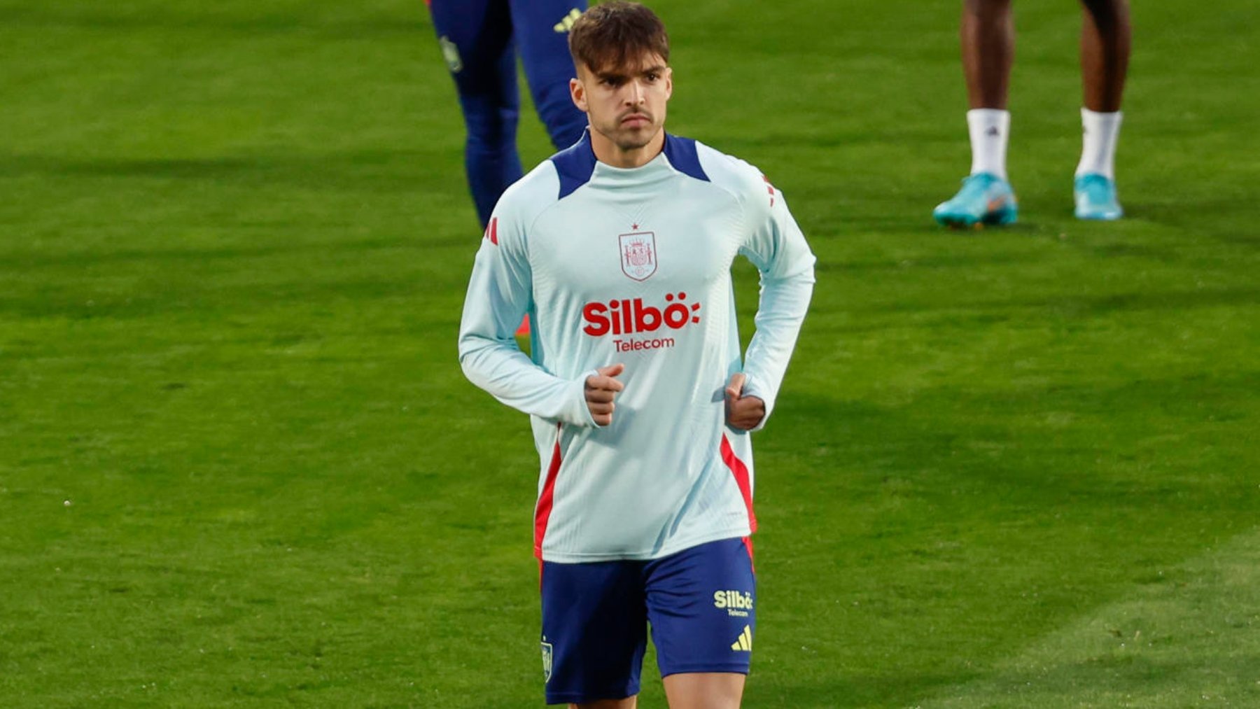 Raúl Asencio en un entrenamiento con la selección española. (EFE)