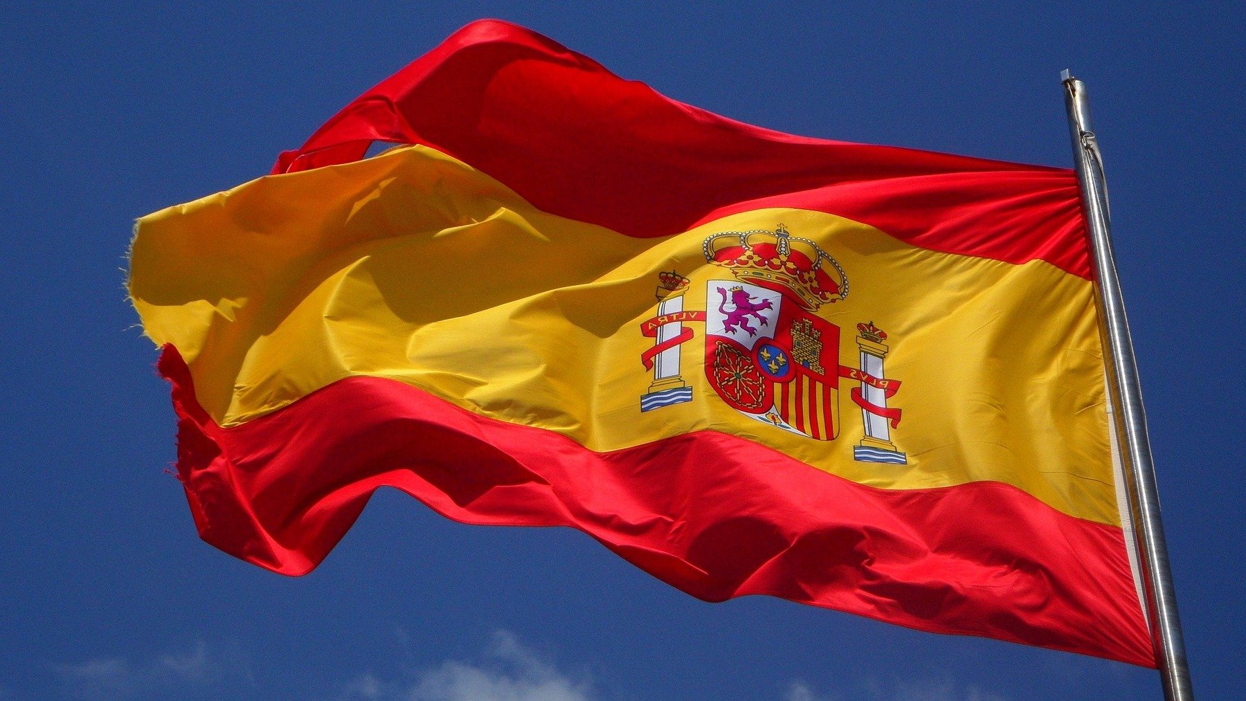 Bandera y escudo de España.