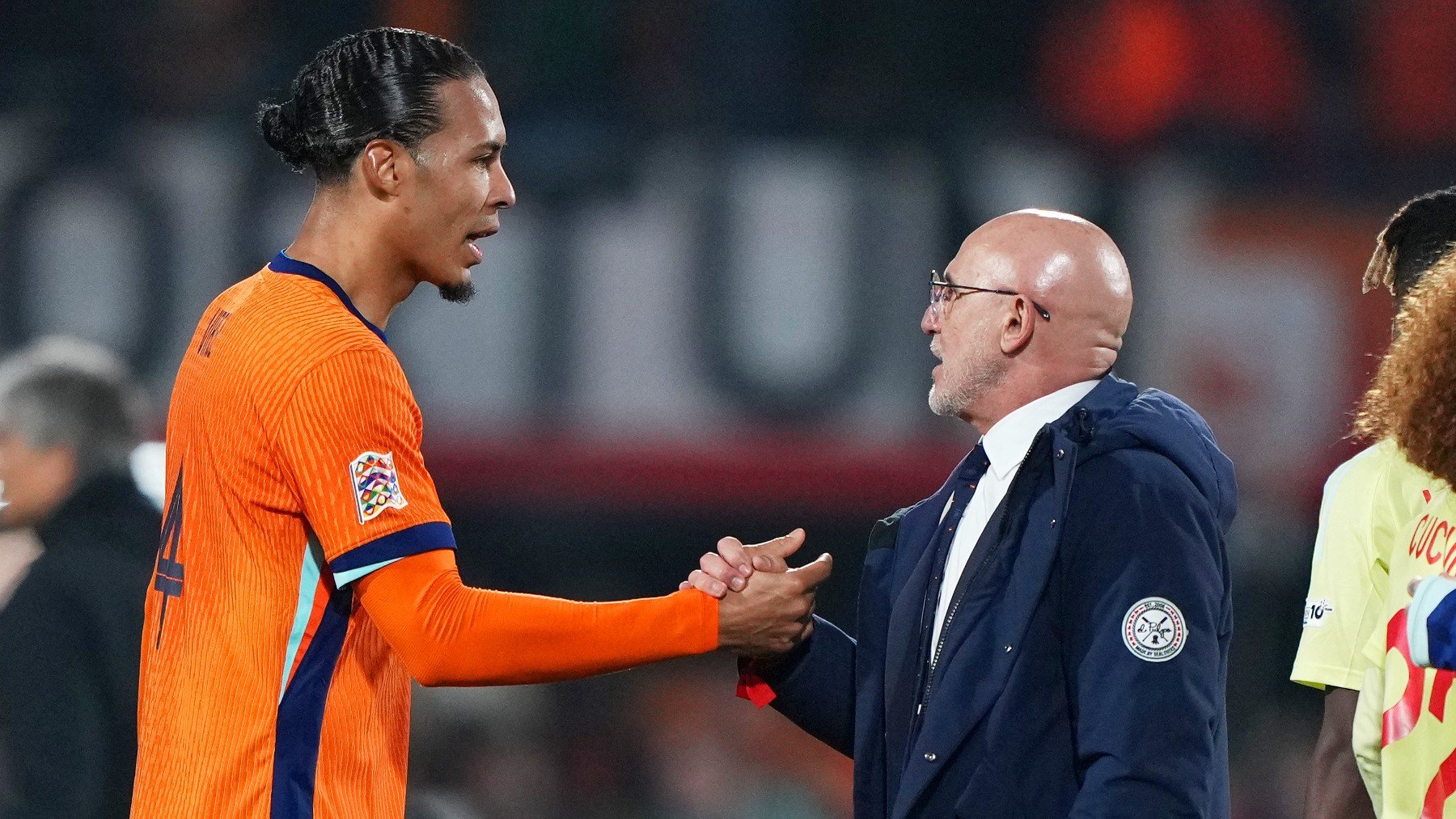 De la Fuente saluda a Van Dijk. (Getty)