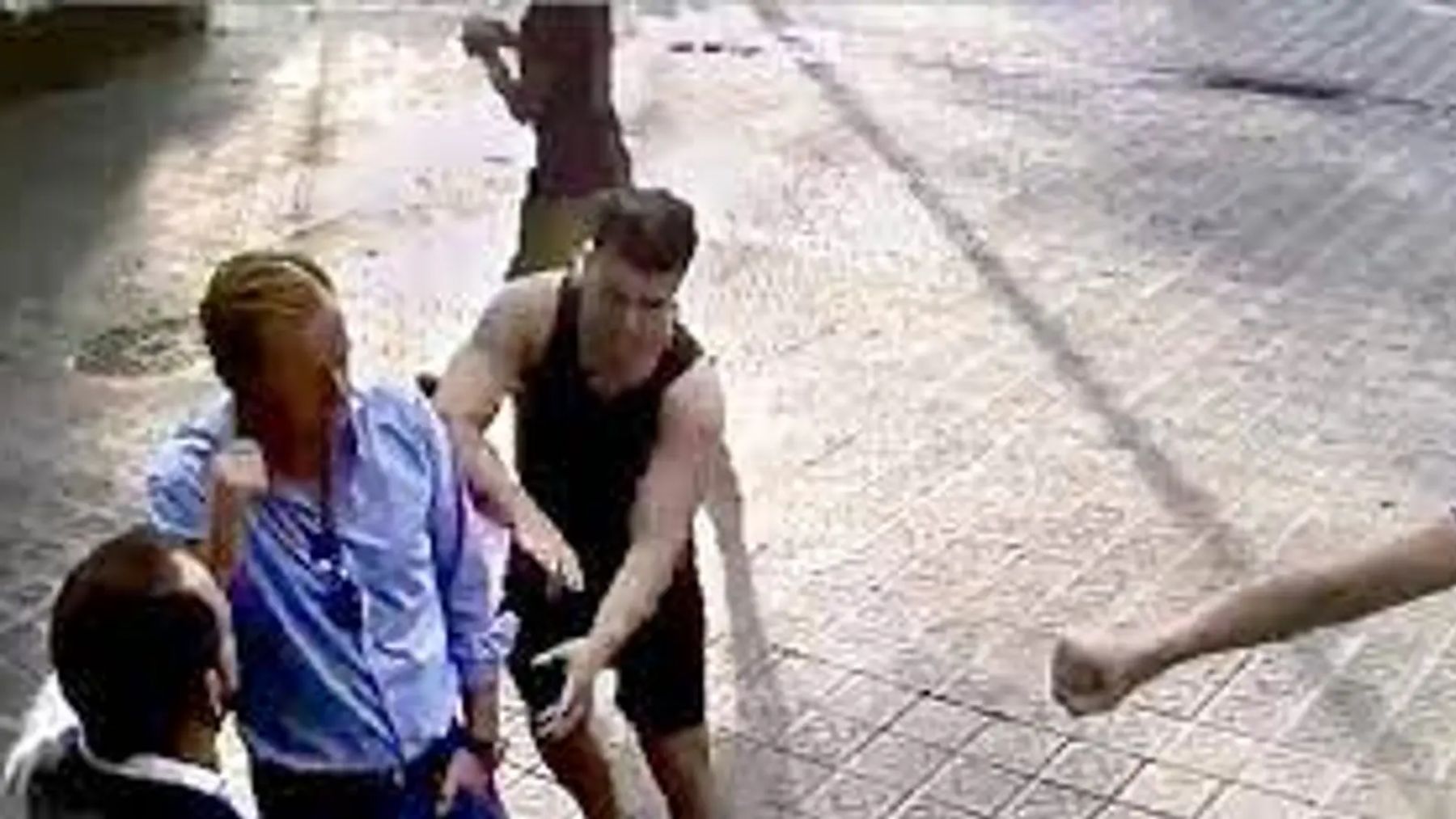 Imágenes del robo de un reloj a un turista en Barcelona.