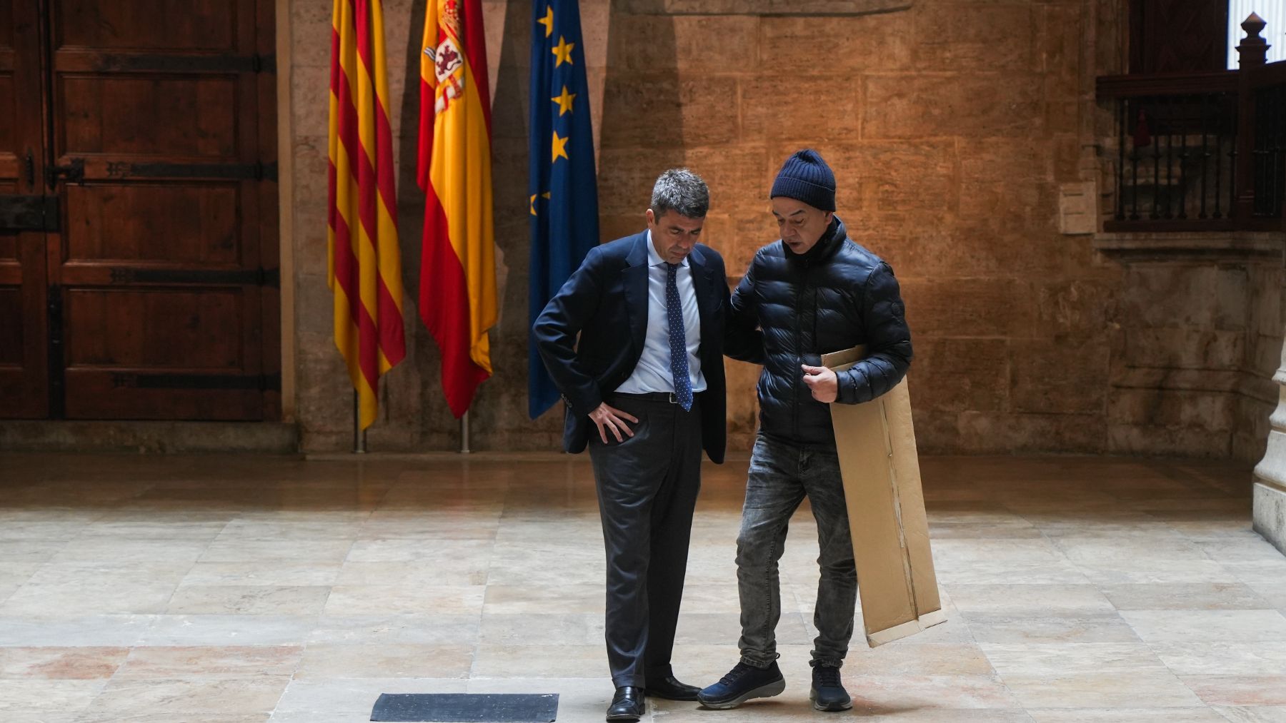 Carlos Mazón con una víctima de la DANA en el Palau. (Foto: Ep)