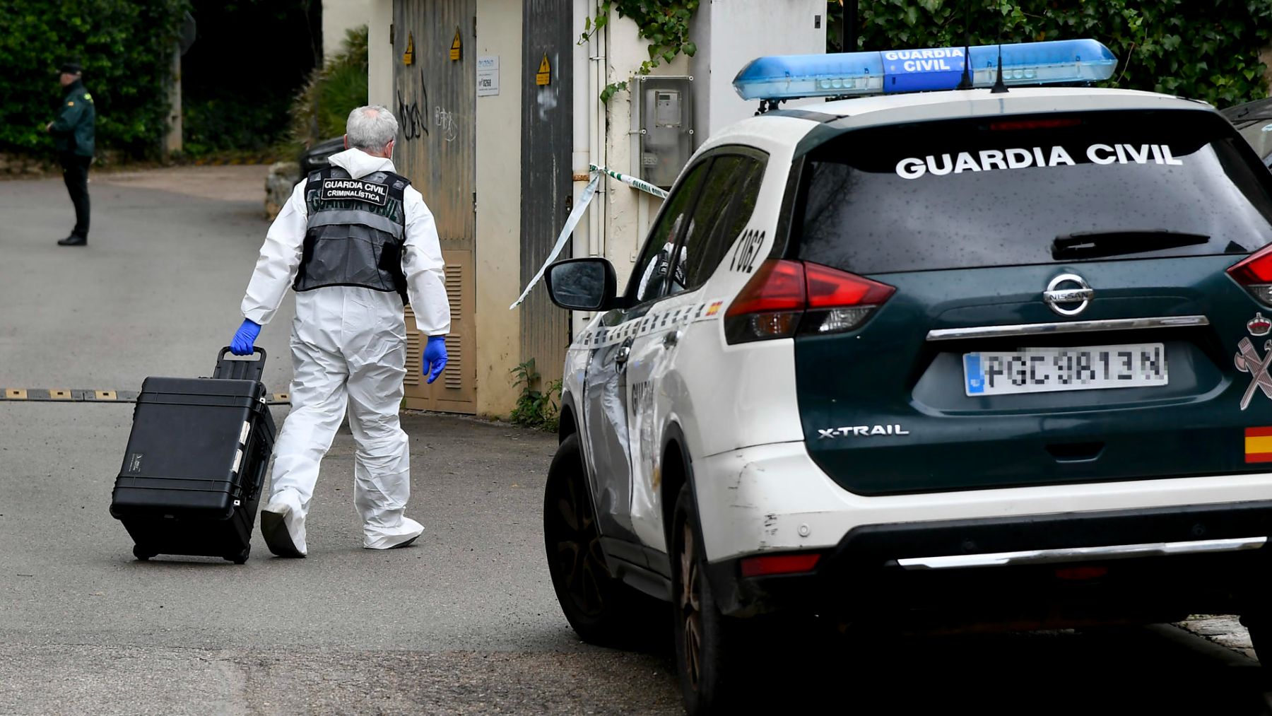 Efectivos de la Guardia Civil en el lugar del crimen. (Foto: EFE)