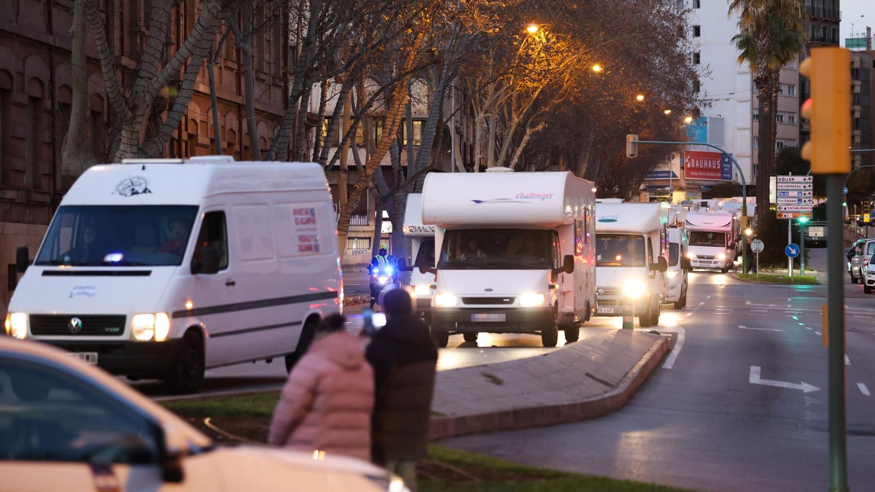 El Ayuntamiento de Palma da marcha atrás y permitirá a los caravanistas pernoctar en la calle