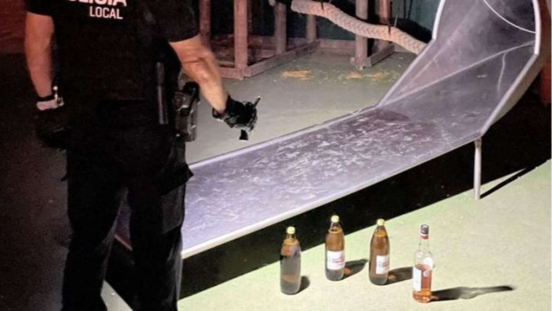 Restos de un botellón en el interior del parque infantil ubicado en el Parc de Ses Estacions de Palma.