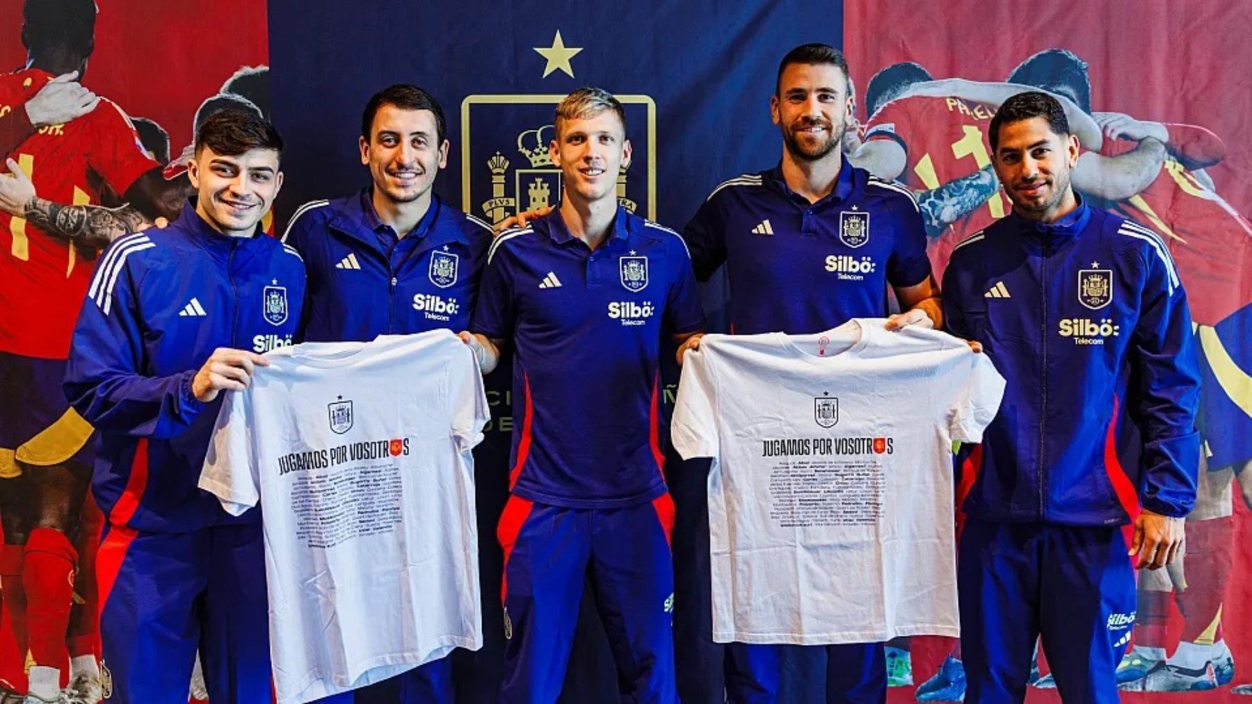 Pedri, Dani Olmo, Unai Simón y Ayoze junto a la camiseta que recuerda los pueblos afectados por la DANA de Valencia. (RFEF)