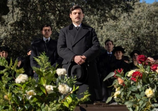 Manuel en el funeral de Jana en La Promesa. (RTVE)