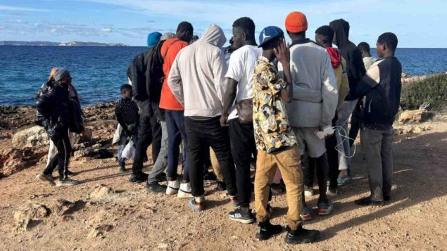 Inmigrantes ilegales llegados en patera a Ses Salines, Mallorca.