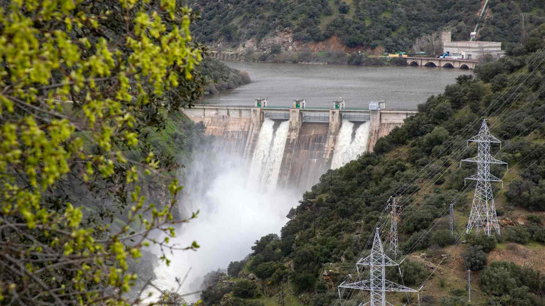 Presa de Picadas desembalsando el pasado 19 de marzo. (Ep)