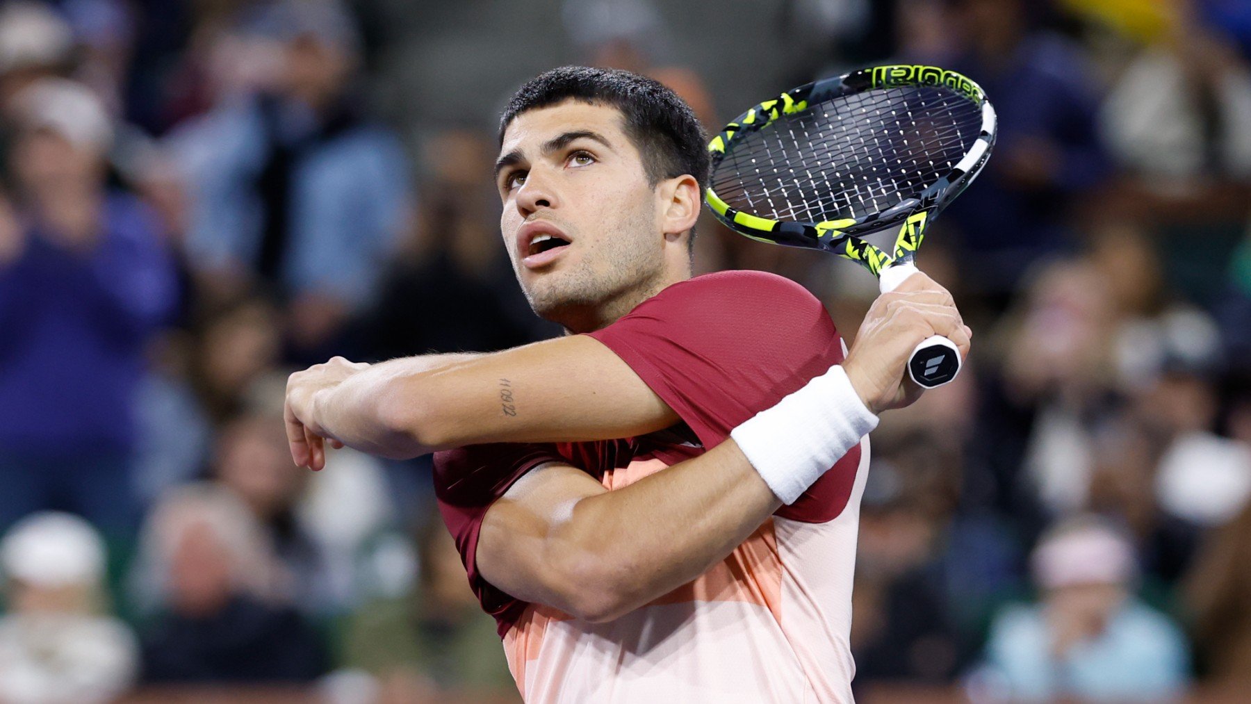 Alcaraz estira durante un partido de Indian Wells 2025. (EFE)