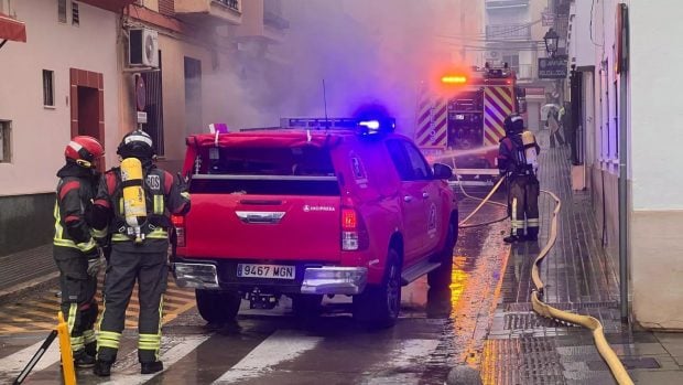 Se incendia un coche eléctrico de la Policía Local y desalojan 2 bloques y 20 familias en Palma del Río