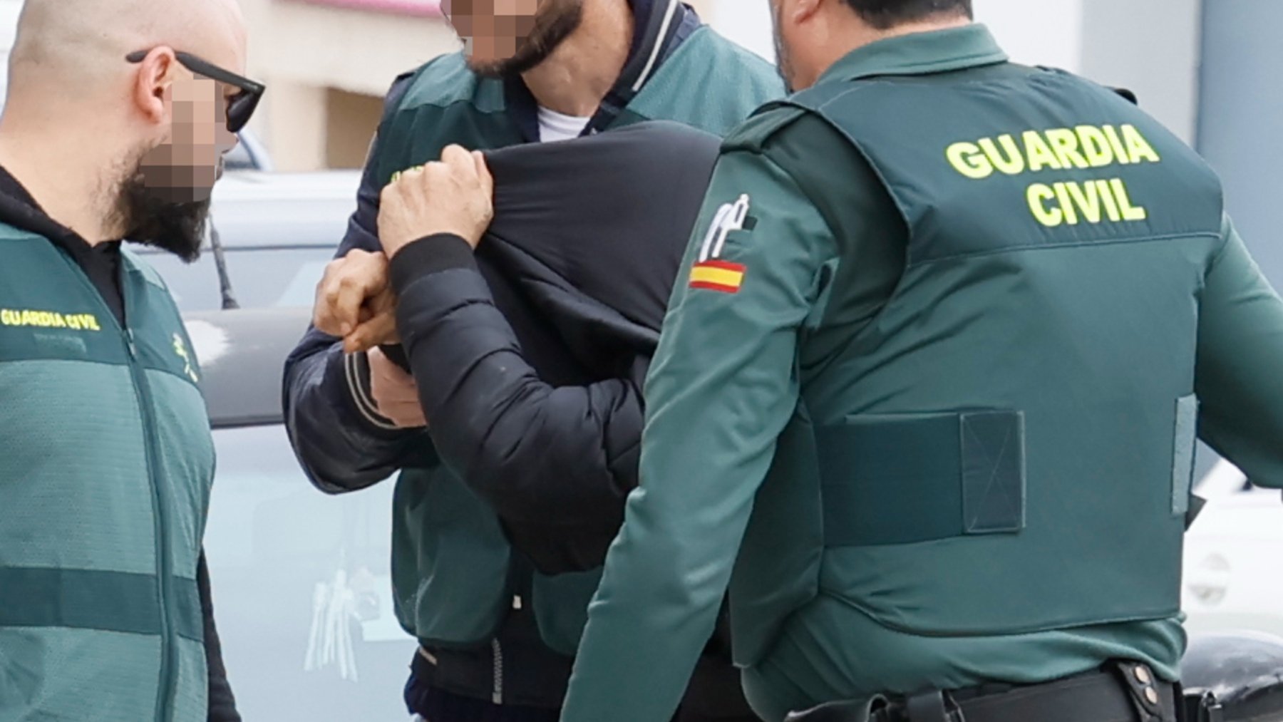 Agentes de la Guardia Civil se llevan detenido al sospechoso del crimen en Las Cabezas. (Efe)