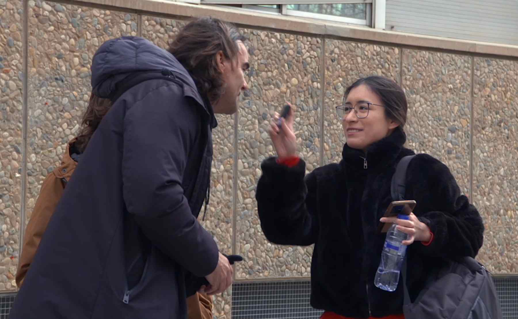 Cake Minuesa en Barcelona con una joven que lleva spray pimienta