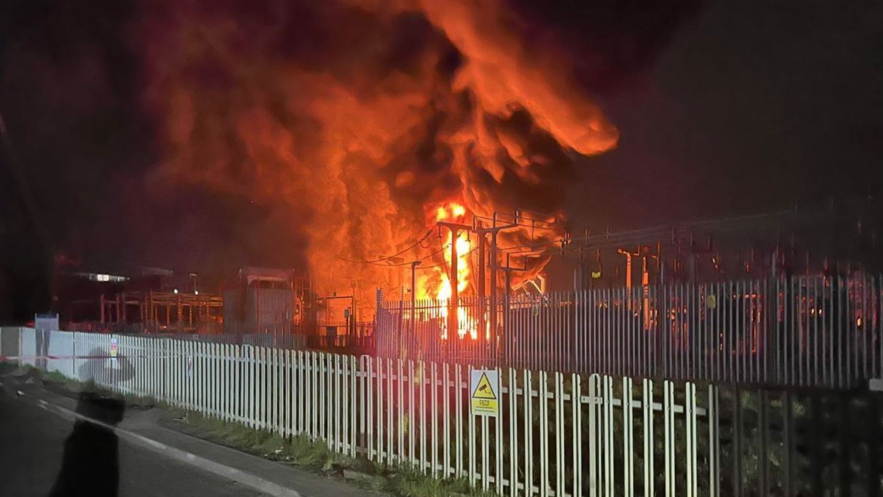 Cierran el aeropuerto de Heathrow de Londres tras un incendio en una subestación eléctrica