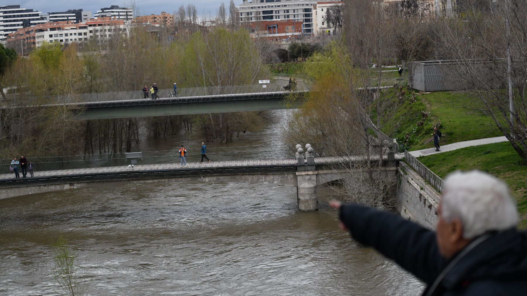 Una persona observa la crecida del río Manzanares. (Foto: Ep)