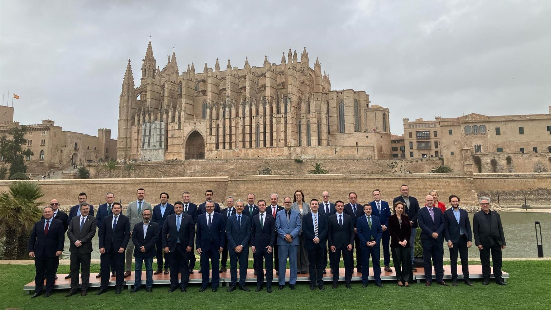 Los presidentes de diputaciones, cabildos y consells insulares, frente a la Catedral de Palma. (Europa Press)