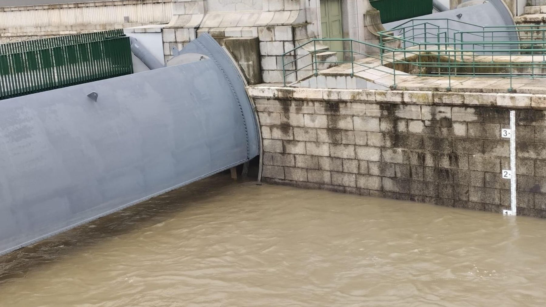 Una compuerta en el río Manzanares con el nivel del cauce crecido (foto: Ecologistas en Acción)