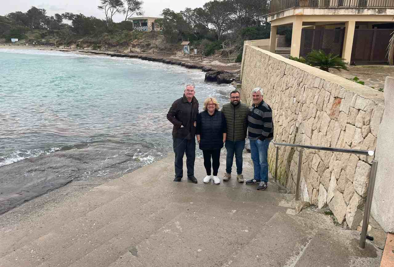 Guillem Mas, Sebastiana Gomila, Colau Escales y Miquel Rigo, en los acceso a la playa del Marqués.