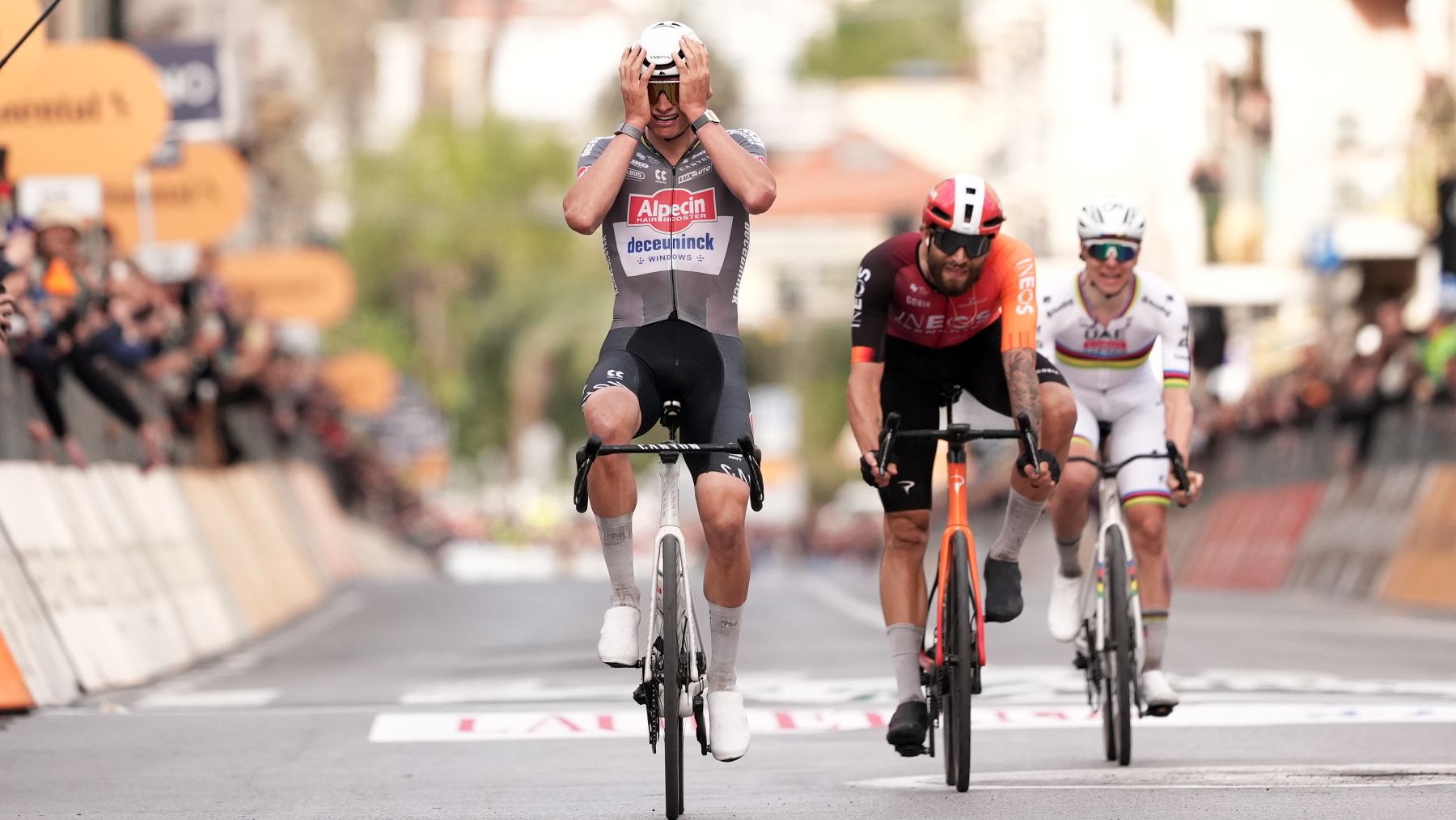 Mathieu van der Poel celebra la Milán-San Remo por delante de Ganna y Pogacar. (Milano Sanremo)