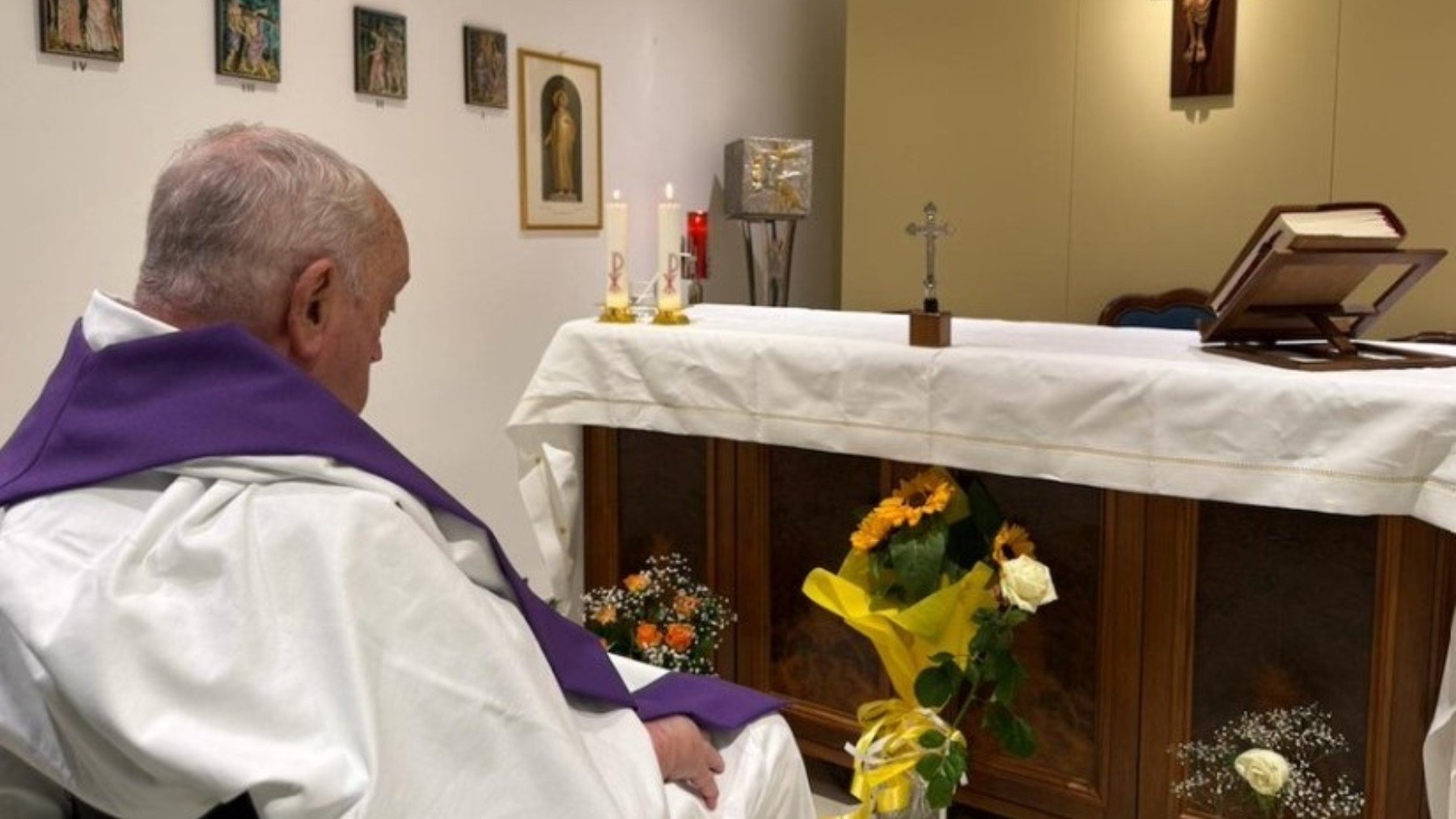 Primera imagen del Papa Francisco, publicada por el Vaticano, desde que fue ingresado en el hospital Gemelli.