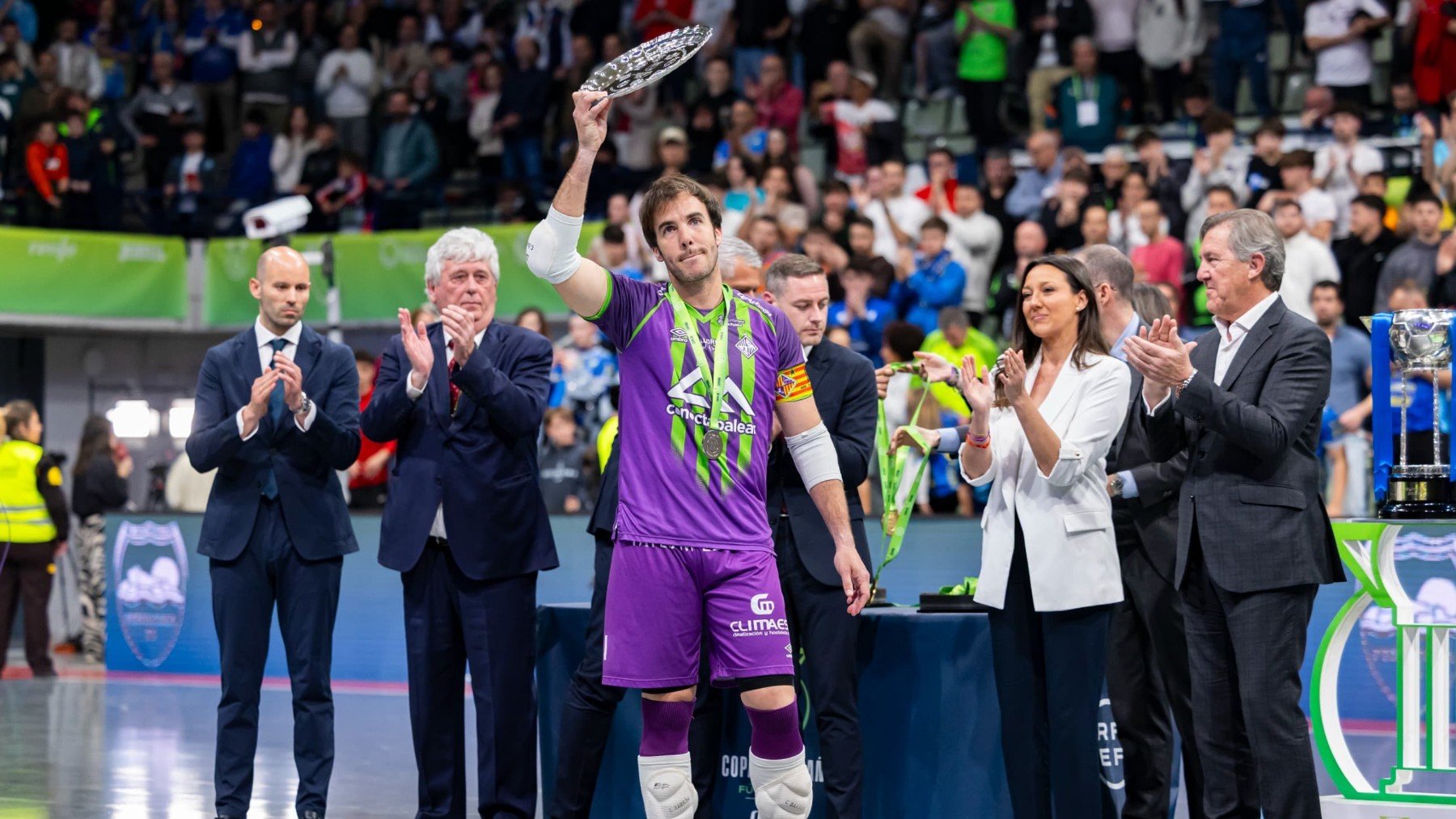 Carlos Barrón recogiendo el premio de subcampeón