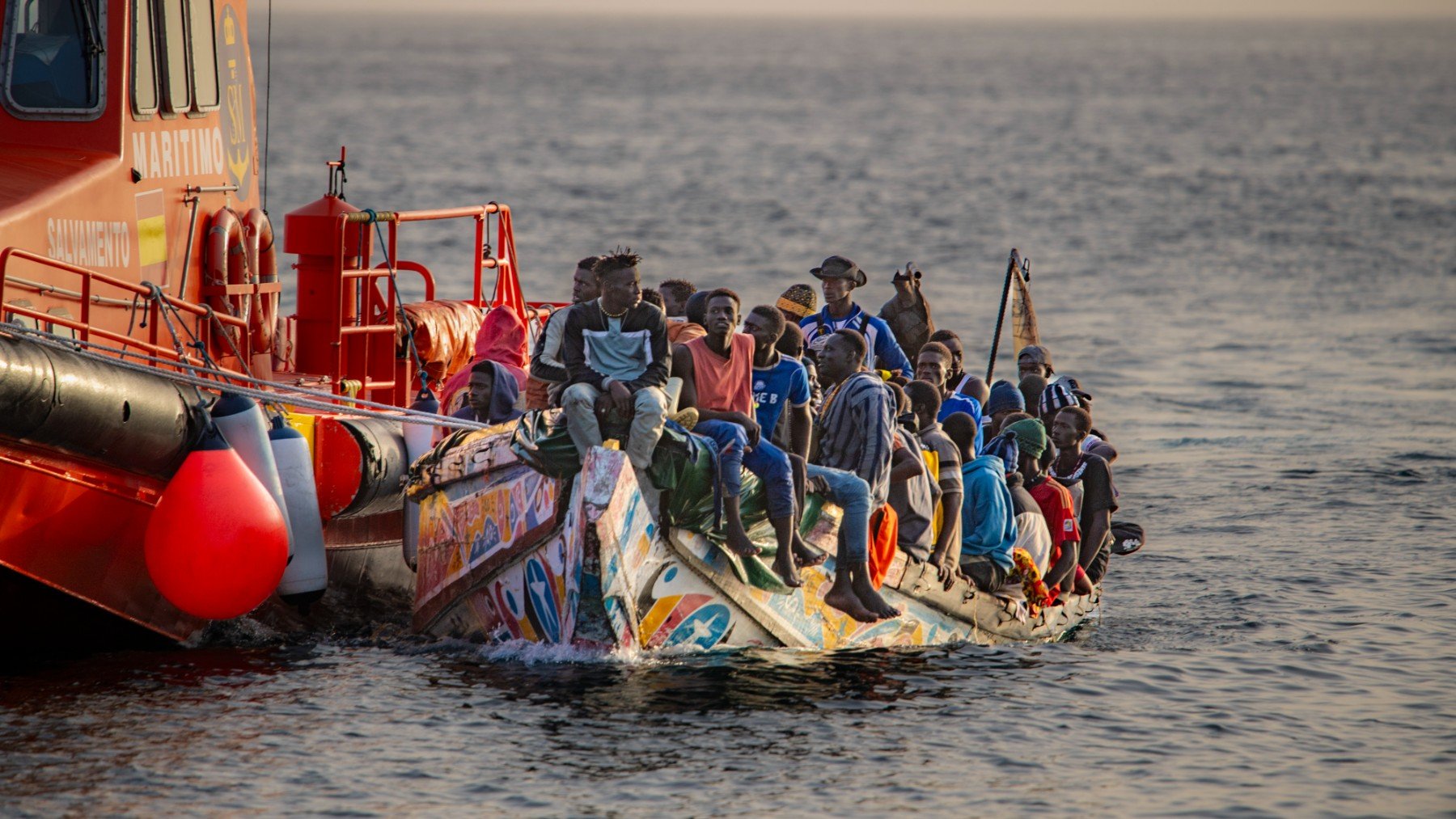 Decenas de migrantes rescatados por Salvamento Marítimo cerca del Puerto de la Restinga.