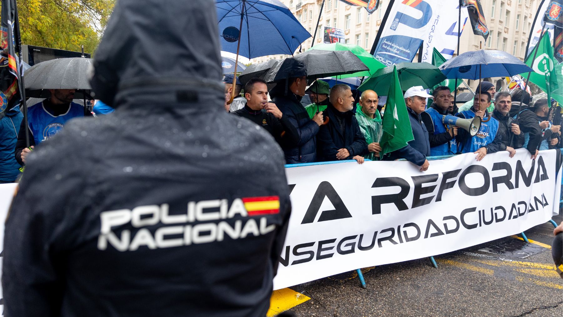 Concentración de sindicatos de Policía y Guardia Civil frente al Congreso. (Foto: EP)