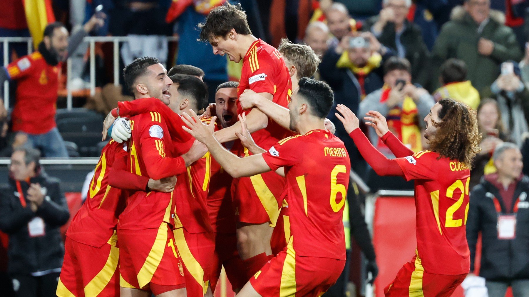 Los jugadores de la selección española celebran el penalti ganador de Pedri ante Holanda en Mestalla. (EFE)