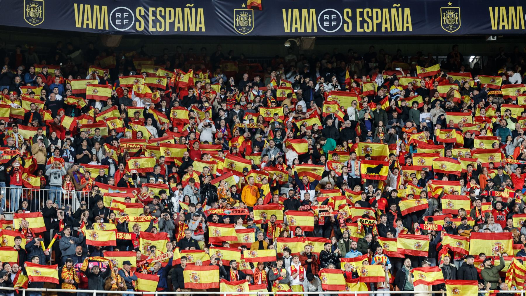 Las banderas de España ondearon en Mestalla durante el partido ante Holanda. (EFE)