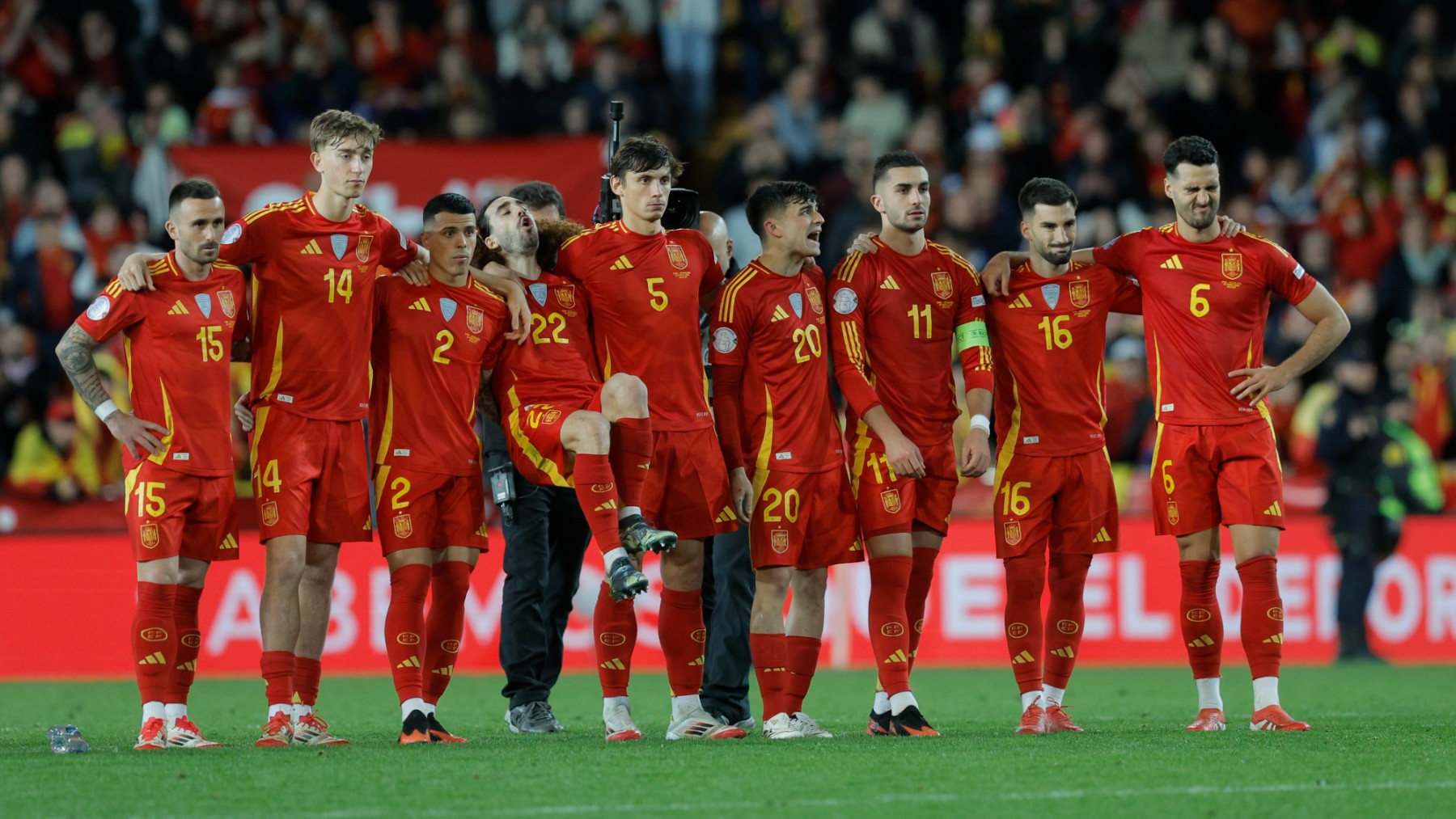 Los jugadores de la selección española durante la tanda de penaltis ante Holanda. (EFE)