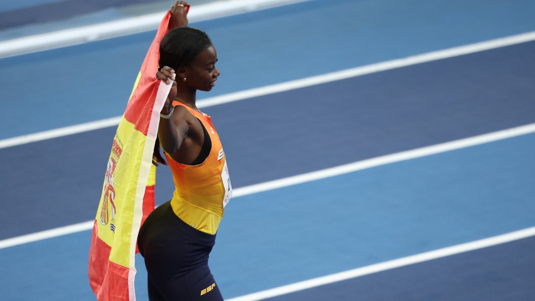 Fátima Diame celebra su bronce en China con la bandera de España. (Getty)