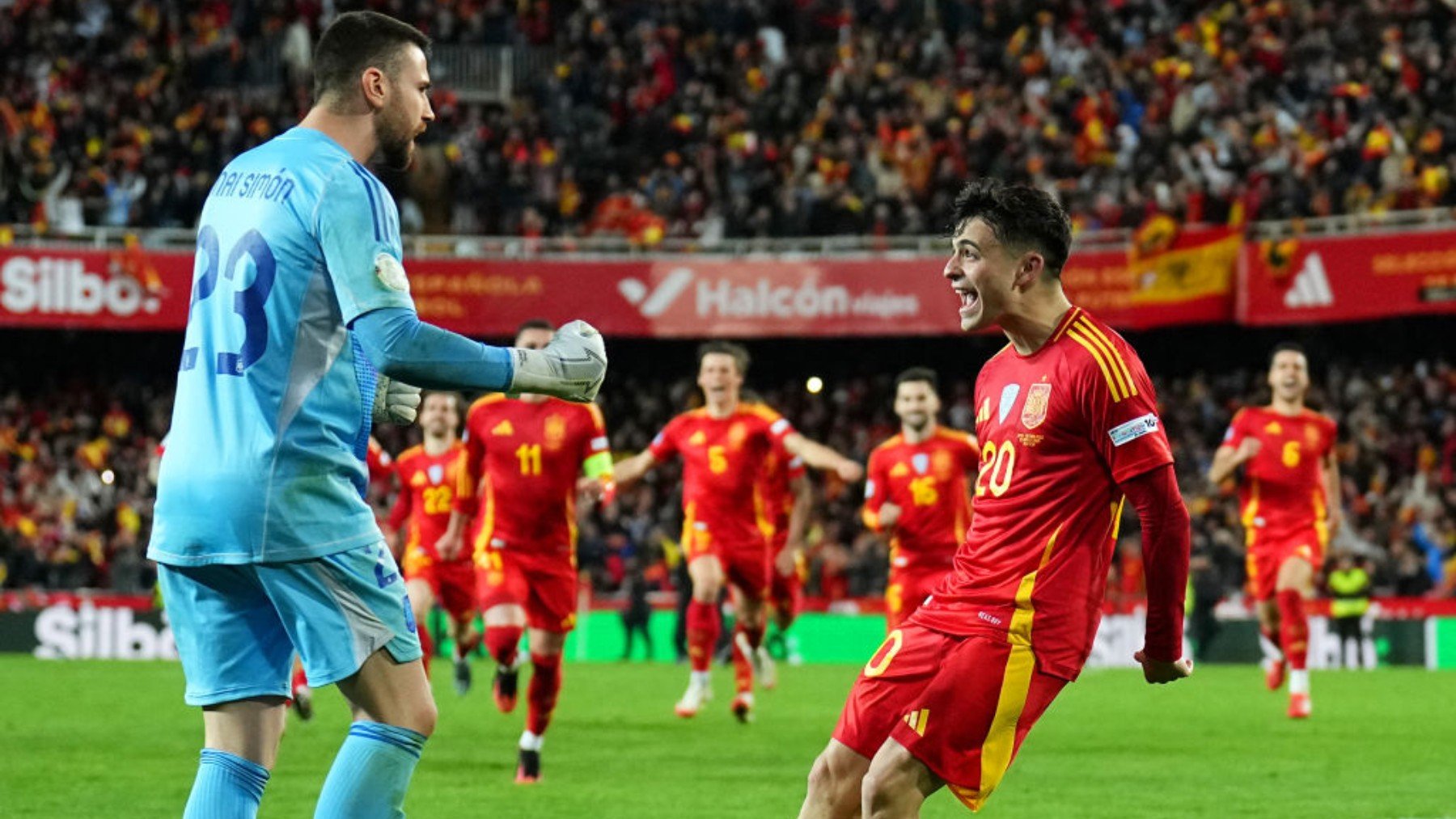 Pedri celebra su gol de penalti junto a Unai Simón ante Holanda. (Getty)