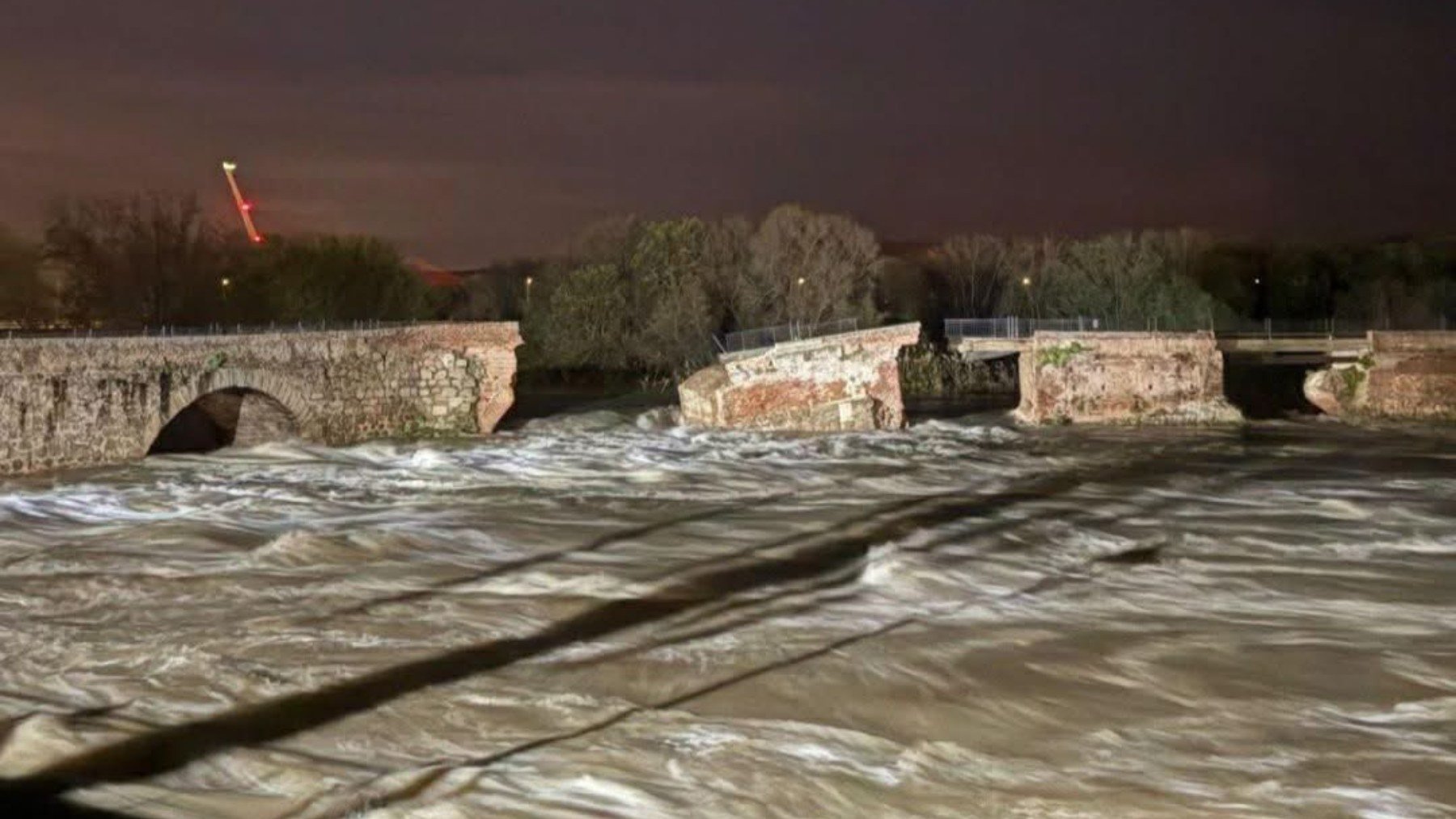 El puente romano de Talavera de la Reina se desploma ante la brutal crecida del río Tajo