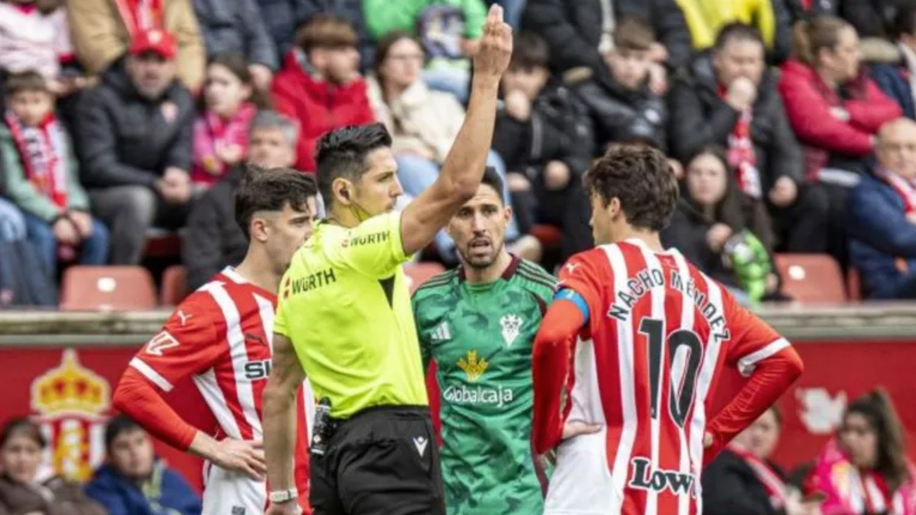 El árbitro Muresan Muresan fue el protagonista del Sporting-Albacete.