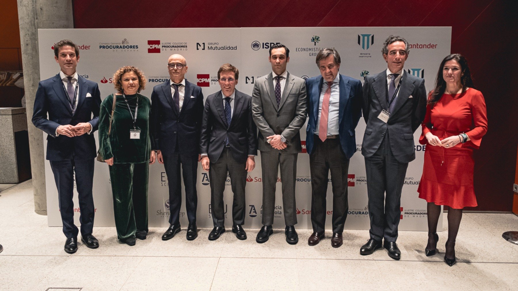 José Luis Martínez-Almeida junto a los coordinadores de los premios.